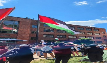 طلبة يرفعون علم فلسطين على سارية طويلة وسط جامعة جورج واشنطن