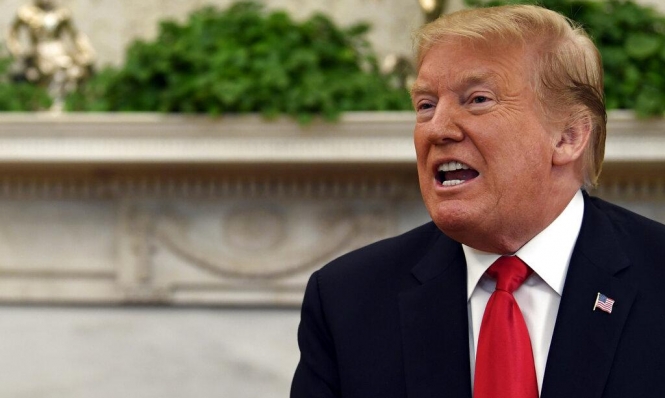 ترامب بعد توقيعه على القرار، الأسبوع الماضي