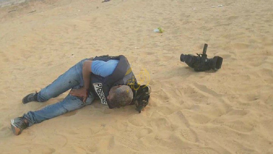 الصحفي عز ابو شنب اثناء اصابته خلال مسيرات العودة